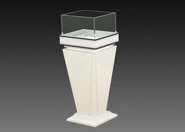 Casse di vetro a forma di cono, vetro di legno, armadietto con logo