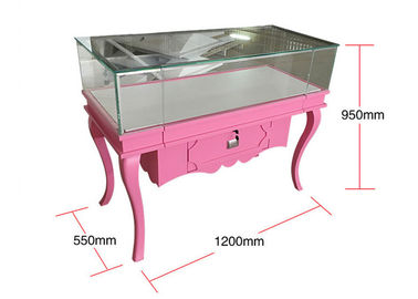 Display cabinet in legno e vetro di colore rosa opaco con piccoli cassetti
