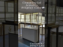 Vitrine di gioielli beige e dorati creano un ambiente di lusso e caldo per lo shopping