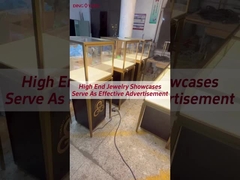 Le vetrine di gioielli di lusso servono come pubblicità efficace